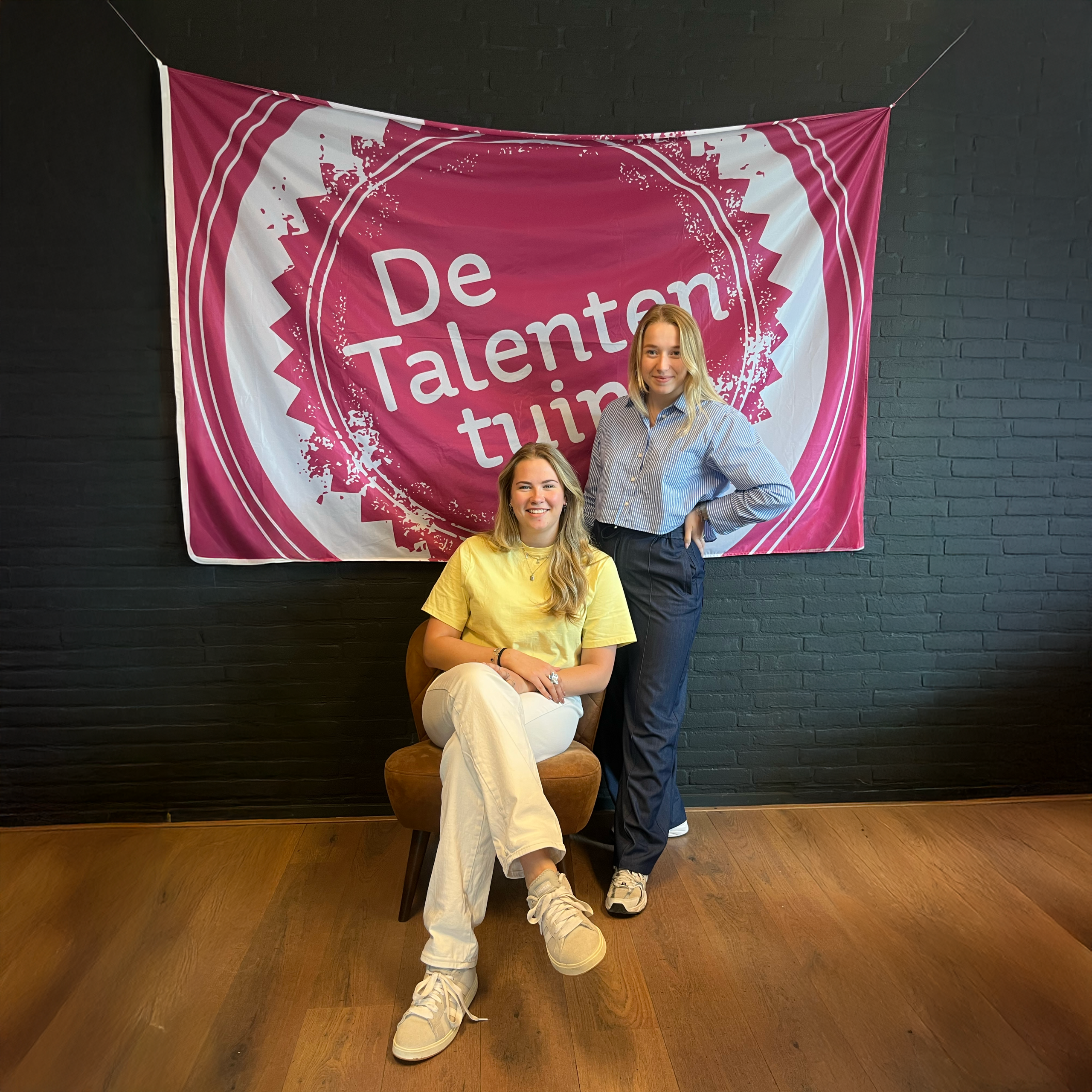Collega’s wijzen naar de Talententuinen